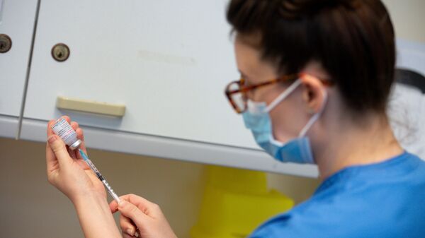 A nurse prepares a dose of the Moderna coronavirus disease (COVID-19) vaccine at the Glangwili General Hospital in Carmarthen, Wales, Britain April 7, 2021. - Sputnik International