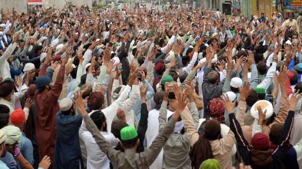 Supporters of the Tehreek-e-Labaik Pakistan (TLP) Islamist political party chant slogans as they protest protest against the arrest of their leader in Lahore, Pakistan April 16, 2021.  - Sputnik International