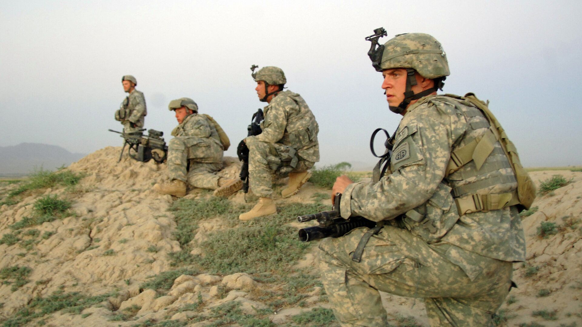 U.S Army Soldiers from Alpha Company, 2nd Battalion, 508th Parachute Infantry Regiment move into position to support Afghan National police who are moving in to apprehend a suspect during a cordon and search of Pana, Afghanistan, June 9, 2007 - Sputnik International, 1920, 03.05.2021