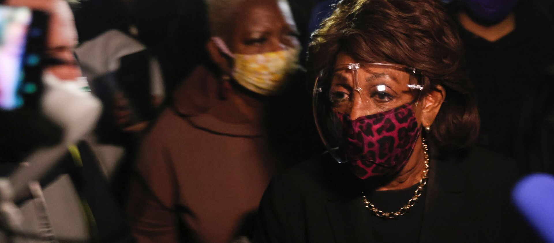 U.S. Representative Maxine Waters (D-CA) is surrounded by members of the media as she makes an appearance outside the Brooklyn Center Police Department, as protests continue days after Daunte Wright was shot and killed by a police officer, in Brooklyn Center, Minnesota, U.S. April 17, 2021. REUTERS/Leah Millis - Sputnik International, 1920, 19.04.2021