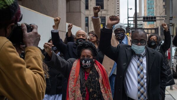 Philonise Floyd, brother of George Floyd, raises his fist as he arrives with family members, Reverend Al Sharpton, Congresswoman Sheila Jackson Lee and attorney Adner Marcelin to the Hennepin County Government Center for closing arguments in the murder trial of former police officer Derek Chauvin, who is facing murder charges in the death of George Floyd, in Minneapolis, Minnesota, U.S., April 19, 2021.  - Sputnik International