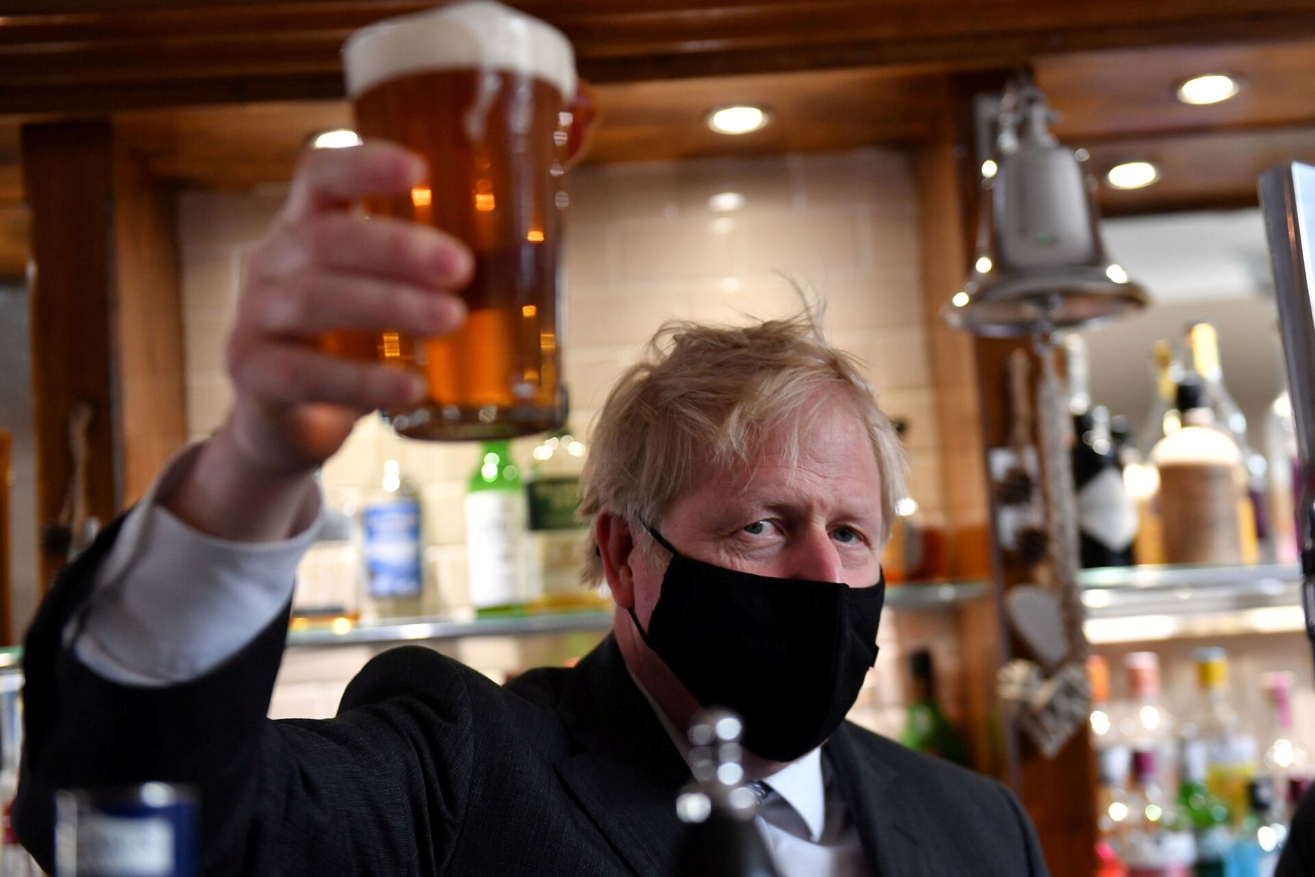UK PM Boris Johnson Enjoys Beer For First Time Since Lockdown Restrictions Were Eased - Photos - Sputnik International, 1920, 20.04.2021