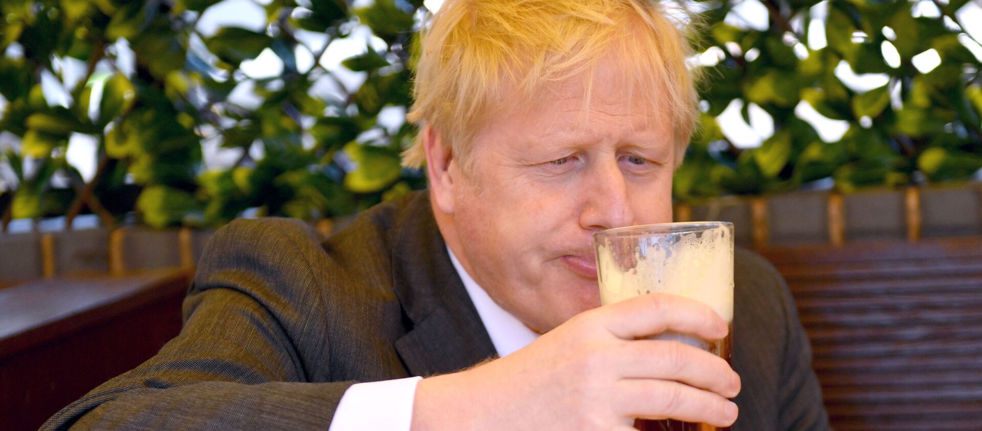 Prime Minister Boris Johnson sips a pint in the beer garden during a visit to The Mount Tavern Pub and Restaurant on the local election campaign trail in Wolverhampton, West Midlands, 19 April 2021 - Sputnik International, 1920, 20.04.2021