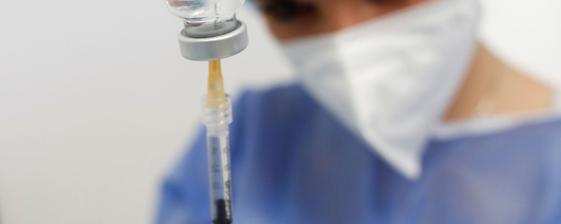  A nurse prepares to use AstraZeneca coronavirus disease (COVID-19) vaccine - Sputnik International, 1920, 20.04.2021
