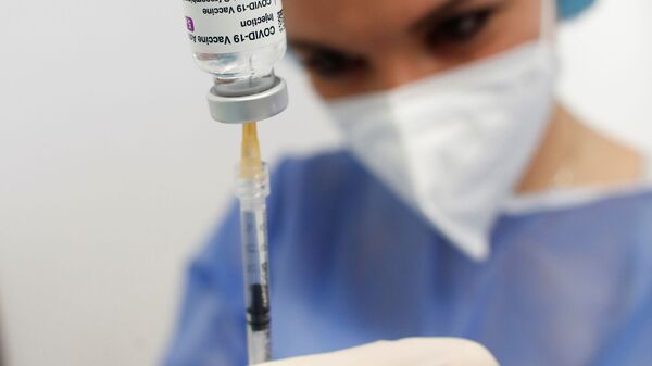  A nurse prepares to use AstraZeneca coronavirus disease (COVID-19) vaccine - Sputnik International