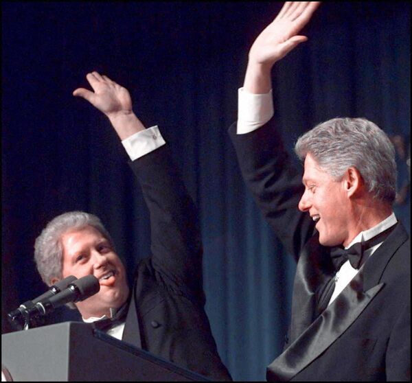 US President Bill Clinton high fives a clone of him played by actor Darrell Hammond  - Sputnik International