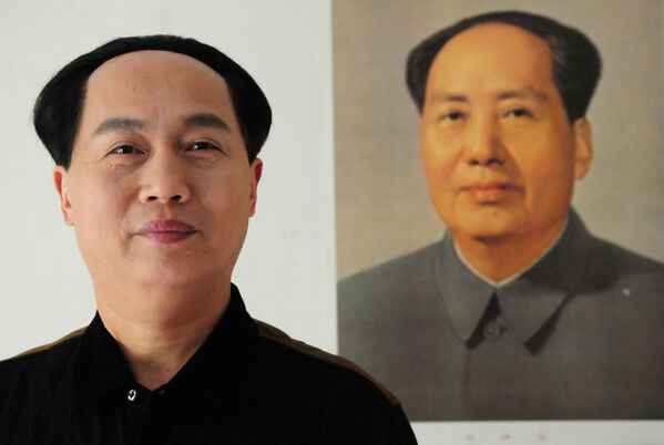 58-year-old Chinese actor Xu Ruilin (L) poses in front of a picture of the founding father of Communist China, Mao Zedong. - Sputnik International
