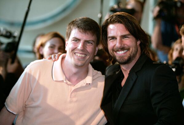 Actor Tom Cruise (R) poses with a cameraman from Extra who strongly resembles Cruise - Sputnik International