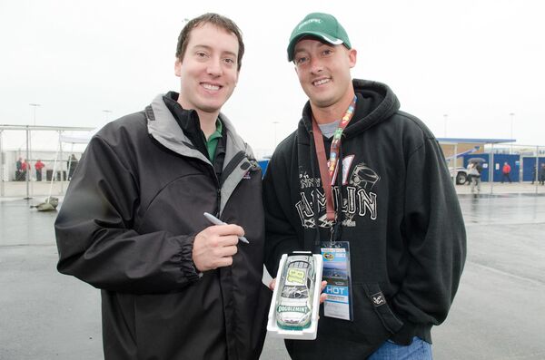 No. 18 Doublemint driver Kyle Busch (L) poses with his look-alike Micky Roseberry, 28, of Cedar Point, Iowa at Chicagoland Speedway on September 18, 2011 - Sputnik International
