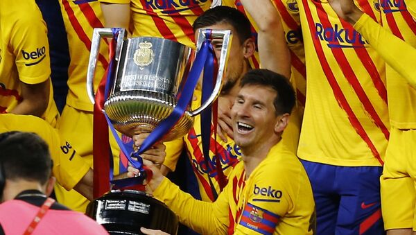Soccer Football - Copa del Rey - 2020/21 Final - FC Barcelona v Athletic Bilbao - Estadio La Cartuja de Sevilla, Seville, Spain - April 17, 2021 FC Barcelona's Lionel Messi and teammates celebrate winning the Copa del Rey with the trophy - Sputnik International