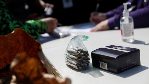 Members of the Global Marijuana March distribute joints in exchange for proof of vaccination against the coronavirus disease (COVID-19) in Union Square, New York City, New York, U.S., April 20, 2021 - Sputnik International