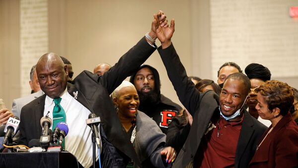 Floyd family attorney Ben Crump holds hands with witness Donald Williams during a news conference following the verdict in the trial of former Minneapolis police officer Derek Chauvin, found guilty of the death of George Floyd, in Minneapolis, Minnesota, U.S., April 20, 2021 - Sputnik International