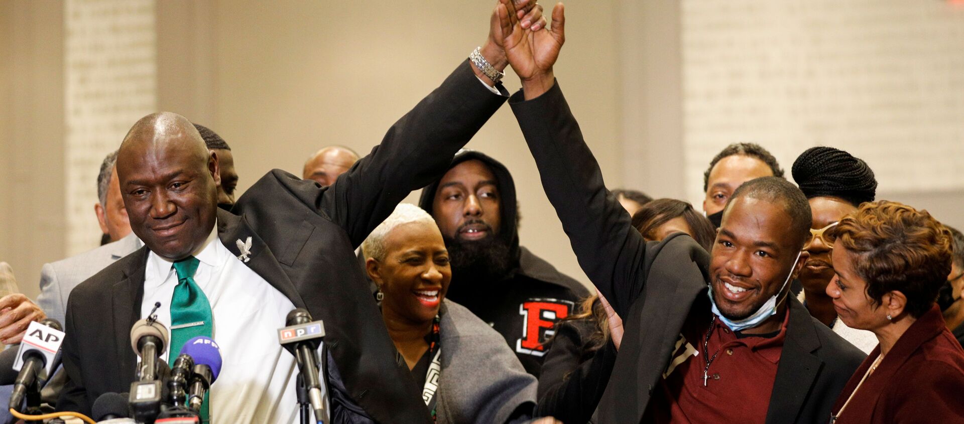 Floyd family attorney Ben Crump holds hands with witness Donald Williams during a news conference following the verdict in the trial of former Minneapolis police officer Derek Chauvin, found guilty of the death of George Floyd, in Minneapolis, Minnesota, U.S., April 20, 2021 - Sputnik International, 1920
