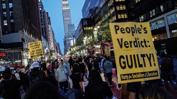 People march with signs on a street after the verdict in the trial of former Minneapolis police officer Derek Chauvin, found guilty of the death of George Floyd, in New York City, New York, U.S., April 20, 2021 - Sputnik International