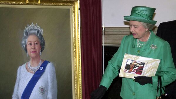 Queen Elizabeth II unveils a portrait of herself by artist Theodore Ramos at the Guildhall in Windsor, 03 June 2002, to mark her Golden Jubilee. A 1954 painting of the Queen hangs on the wall in the background - Sputnik International