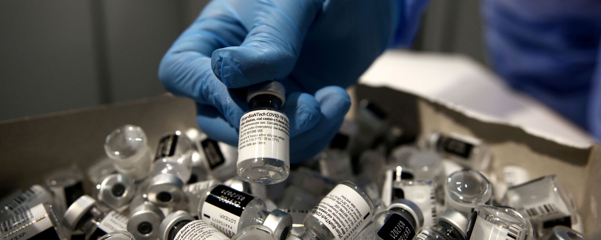 FILE PHOTO: A nurse puts a used Pfizer-BioNTech COVID-19 vaccine vial in a disposal box with empty vials at Messe Wien Congress Center, which has been set up as a coronavirus disease (COVID-19) vaccination centre, in Vienna, Austria February 7, 2021 - Sputnik International, 1920, 01.09.2021