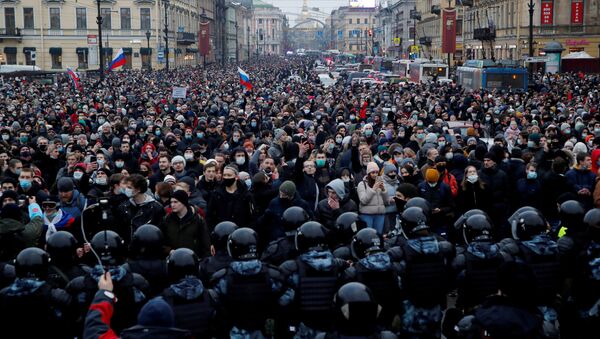 Law enforcement officers stand in front of participants during a rally in support of jailed Russian opposition activist Alexei Navalny in Saint Petersburg, Russia January 23, 2021.  - Sputnik International