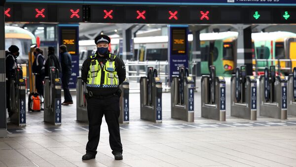 A police officer stands guard in front of closed platforms at London Bridge station after it was evacuated following a security alert, in London, Britain April 21, 2021 - Sputnik International