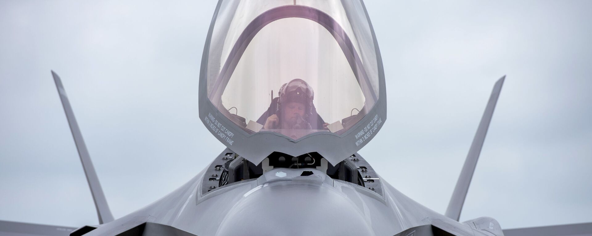 Maj. Will Andreotta, F-35 Lightning II Heritage Flight Team pilot from Luke Air Force Base, Az., prepares to exit the cockpit at Joint Base Andrews, Md., Sept. 20, 2016. The aircraft is here to perform a fly-over during the U.S. Air Force Tattoo at Joint Base Anacostia-Bolling, Washington, D.C., Sept. 22, 2016.  - Sputnik International, 1920, 13.12.2023