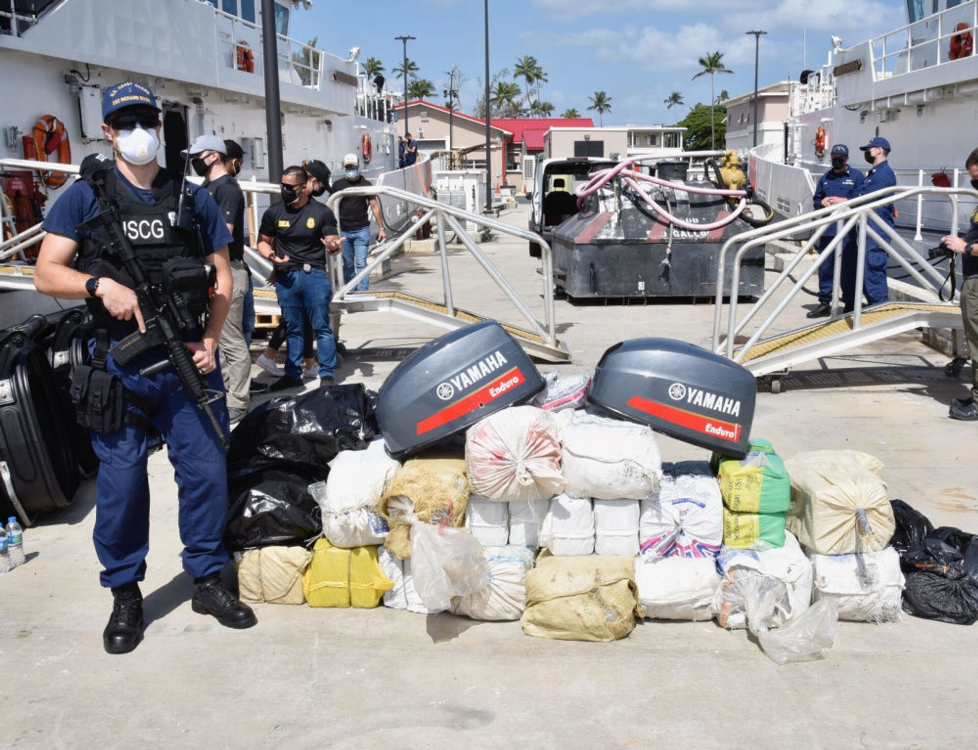 Video: US Coast Guard Vessel Offloads Nearly $95 Million of Cocaine in Miami, Florida  - Sputnik International, 1920, 22.04.2021