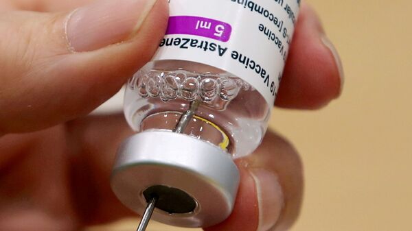 A medical worker prepares a dose of Oxford/AstraZeneca's COVID-19 vaccine at a vaccination centre in Antwerp, Belgium March 18, 2021 - Sputnik International