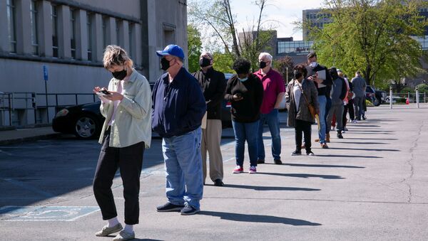 People line up outside a newly reopened career center for in-person appointments in Louisville, U.S., April 15, 2021 - Sputnik International