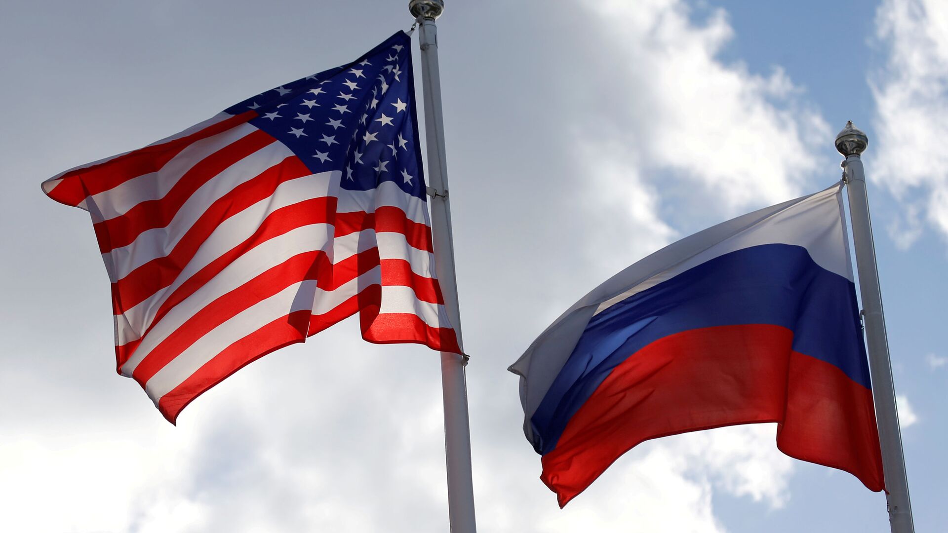 Russian and U.S. state flags fly near a factory in Vsevolozhsk, Leningrad Region, Russia March 27, 2019 - Sputnik International, 1920, 23.04.2021