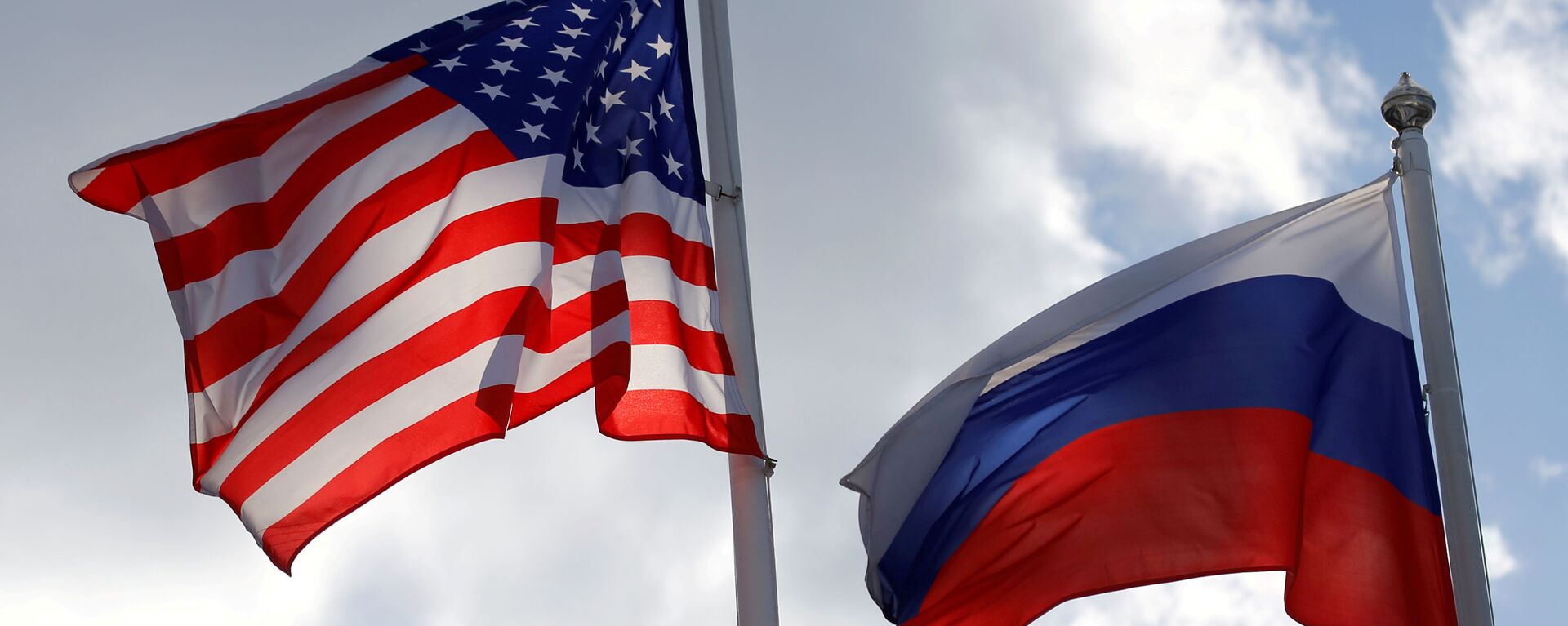 Russian and U.S. state flags fly near a factory in Vsevolozhsk, Leningrad Region, Russia March 27, 2019 - Sputnik International, 1920, 07.06.2021