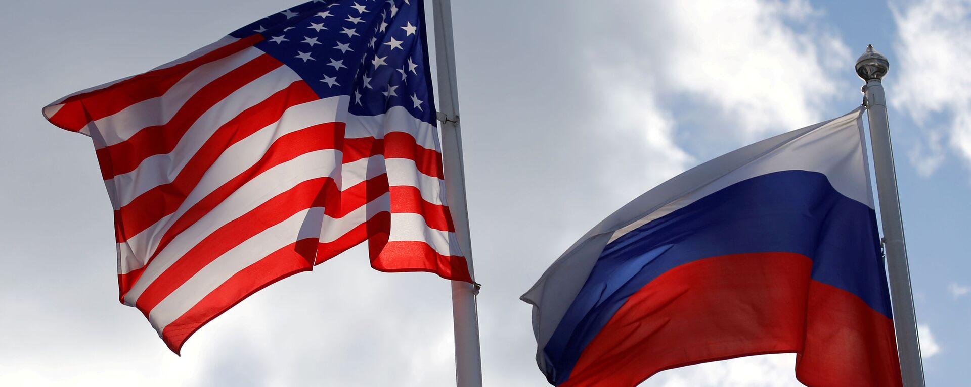 Russian and U.S. state flags fly near a factory in Vsevolozhsk, Leningrad Region, Russia March 27, 2019 - Sputnik International, 1920, 14.05.2021