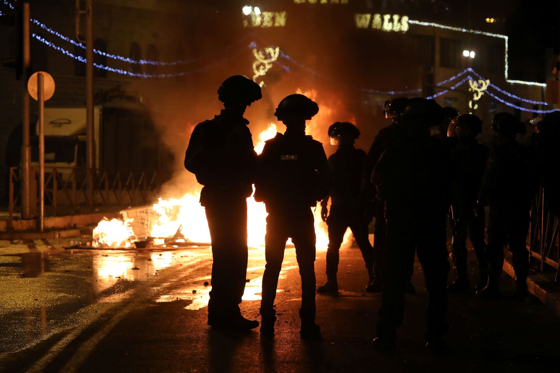 Israeli police officers stand next to a burning barricade during clashes, as the Muslim holy fasting month of Ramadan continues, in Jerusalem, April 22, 2021 - Sputnik International, 1920, 10.11.2021