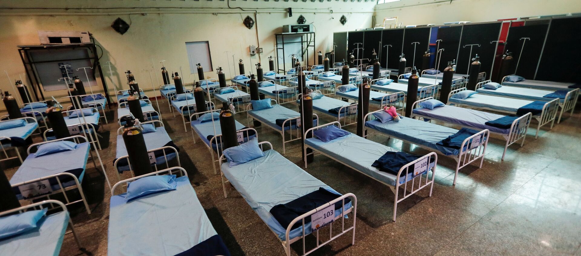 Beds with oxygen support are seen at a recently constructed quarantine facility for patients diagnosed with the coronavirus disease (COVID-19), in Mumbai, India, April 13, 2021 - Sputnik International, 1920, 25.04.2021