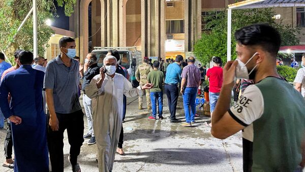 People gather inside Ibn Khatib hospital after a fire caused by an oxygen tank explosion in Baghdad, Iraq, April 25, 2021 - Sputnik International