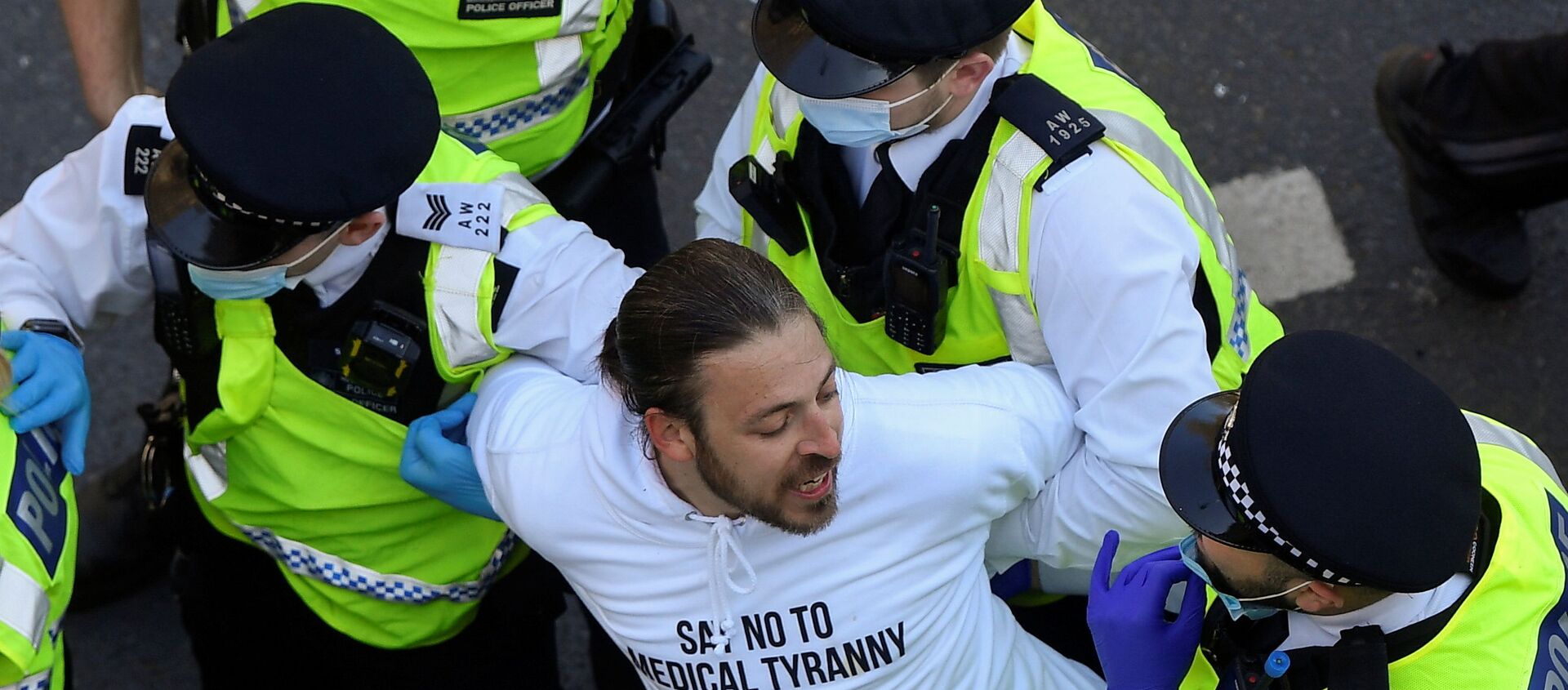 Police detain a demonstrator during an anti-lockdown 'Unite for Freedom' protest, amid the spread of the coronavirus disease (COVID-19), in London, Britain, April 24, 2021. Police detain a demonstrator during an anti-lockdown 'Unite for Freedom' protest, amid the spread of the coronavirus disease (COVID-19), in London, Britain, April 24, 2021. - Sputnik International, 1920