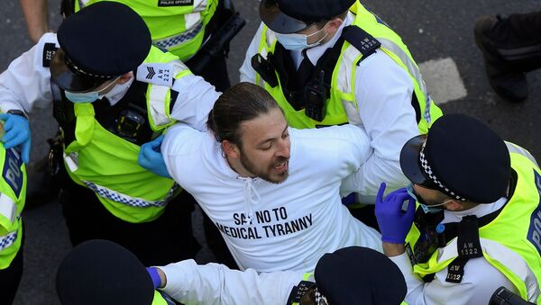 Police detain a demonstrator during an anti-lockdown 'Unite for Freedom' protest, amid the spread of the coronavirus disease (COVID-19), in London, Britain, April 24, 2021. - Sputnik International