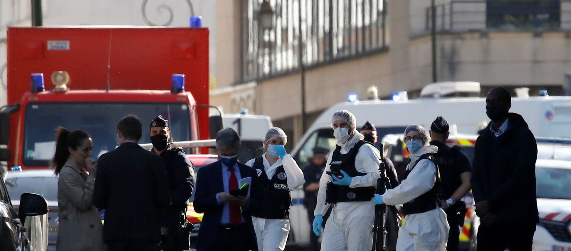 Police officers secure the area where an attacker stabbed a female police administrative worker, in Rambouillet, near Paris, France, 23 April 2021. - Sputnik International, 1920, 25.04.2021