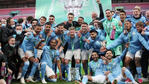Manchester City players pose with the trophy as they celebrate after winning the Carabao Cup - Sputnik International