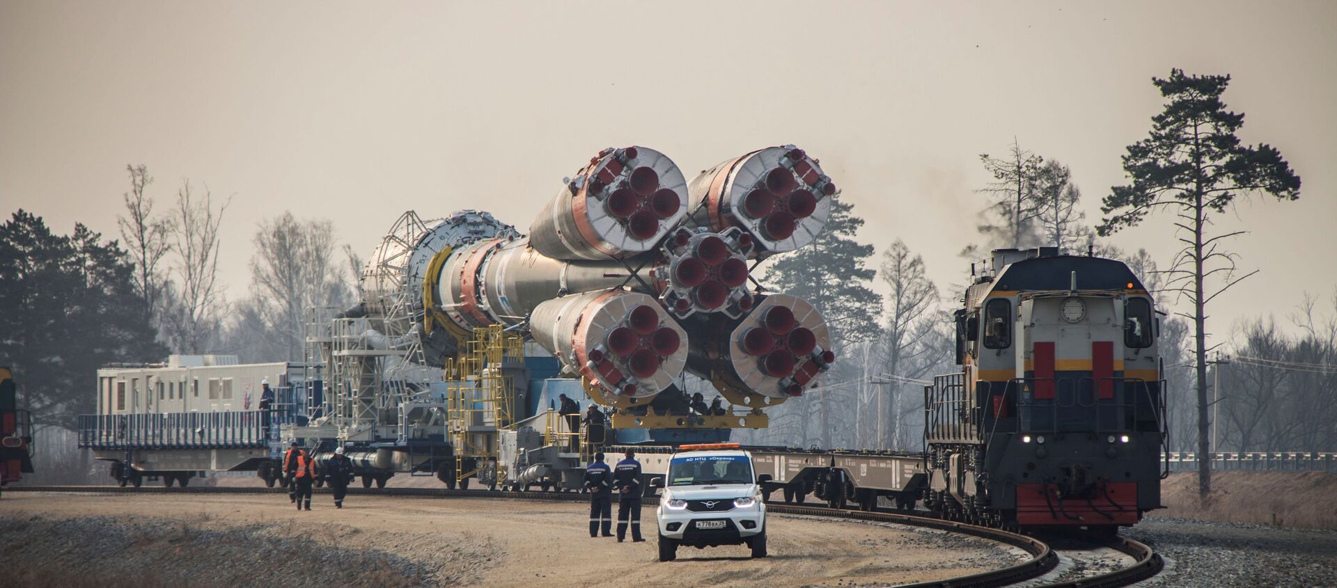 A Soyuz-2.1b rocket booster with a Fregat upper stage and satellites of British firm OneWeb is transported from a technical facility to a launch pad at the Vostochny Cosmodrome in Amur Region, Russia April 22, 2021. - Sputnik International, 1920, 31.07.2021