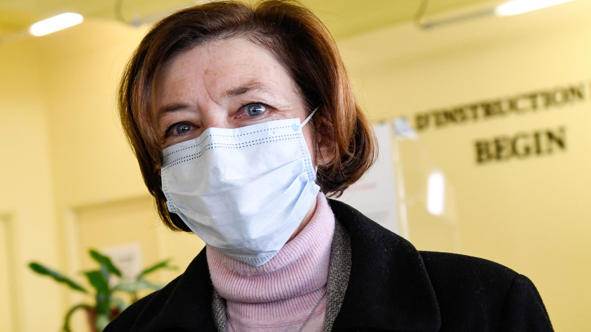 French Defence Minister Florence Parly wearing a protective face mask, visits a vaccination centre in the HIA Begin military hospital, in Saint-Mande, southeast of Paris, France March 7, 2021 - Sputnik International, 1920, 19.12.2021