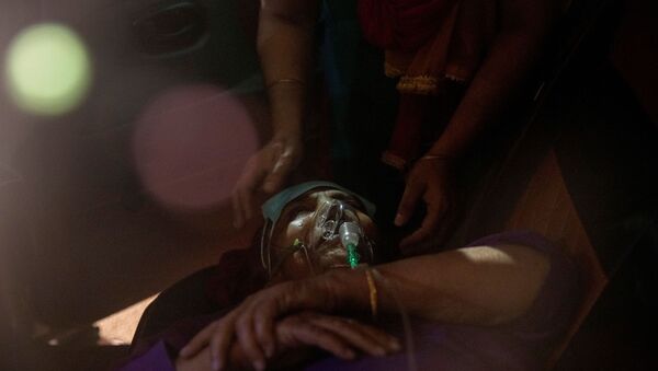 A person with a breathing problem receives oxygen support for free inside her car at a Gurudwara (Sikh temple), amidst the spread of coronavirus disease (COVID-19), in Ghaziabad, India, April 24, 2021. - Sputnik International