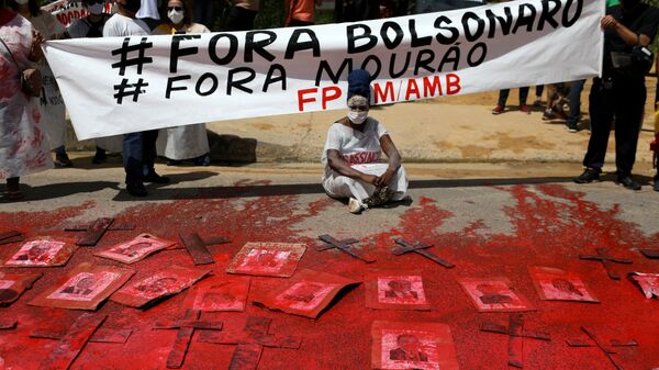 A demonstrator protests against Brazil's President Jair Bolsonaro and his handling of the coronavirus outbreak. - Sputnik International