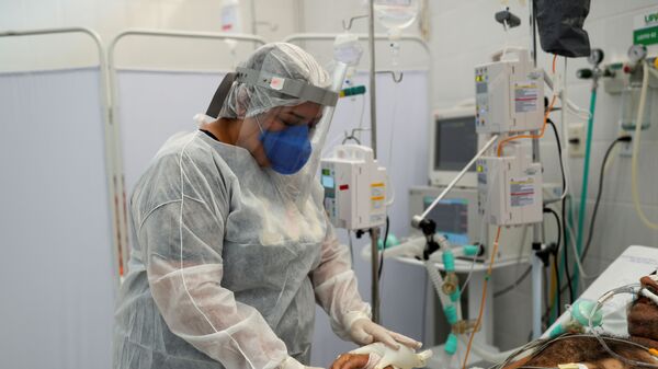 A nurse attends to a COVID-19 patient who has been intubated in Sao Paulo, Brazil. - Sputnik International
