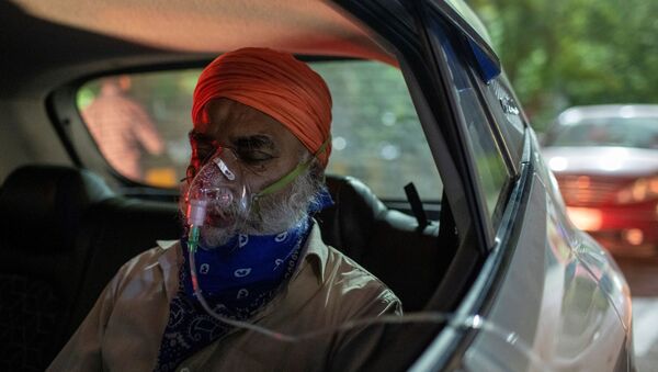 A man with a breathing problem receives oxygen support for free inside his car at a Gurudwara (Sikh temple), amidst the spread of coronavirus disease (COVID-19), in Ghaziabad, India, April 24, 2021. - Sputnik International