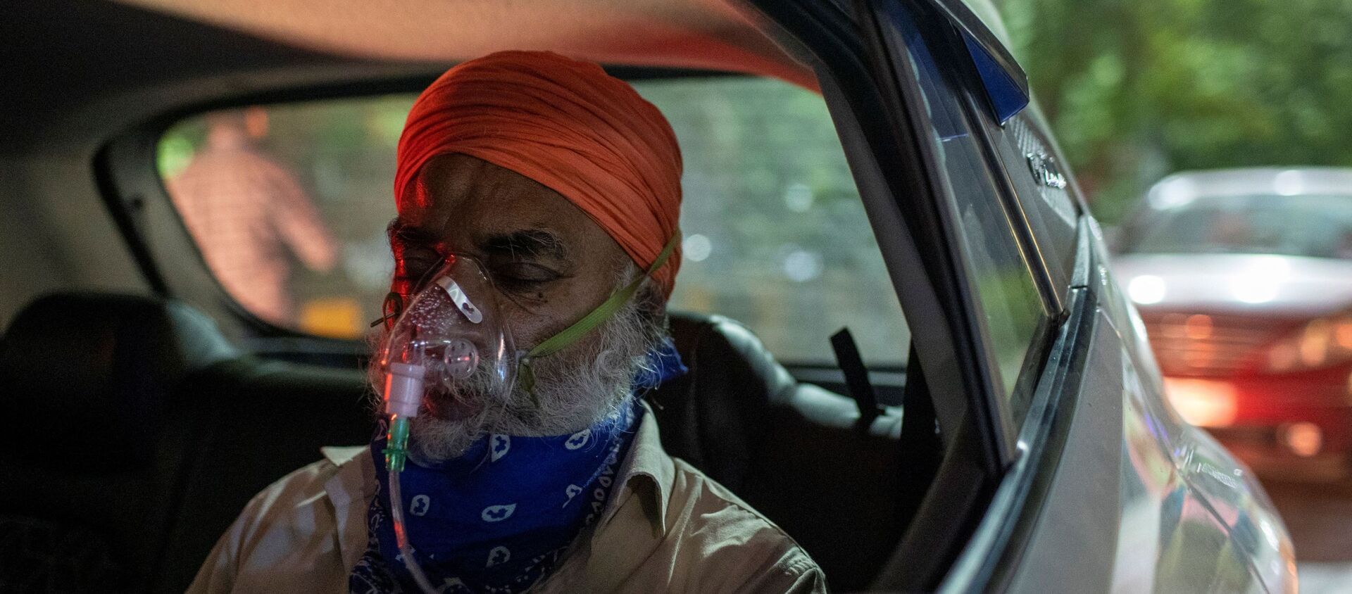 A man with a breathing problem receives oxygen support for free inside his car at a Gurudwara (Sikh temple), amidst the spread of coronavirus disease (COVID-19), in Ghaziabad, India, April 24, 2021. - Sputnik International, 1920, 26.04.2021