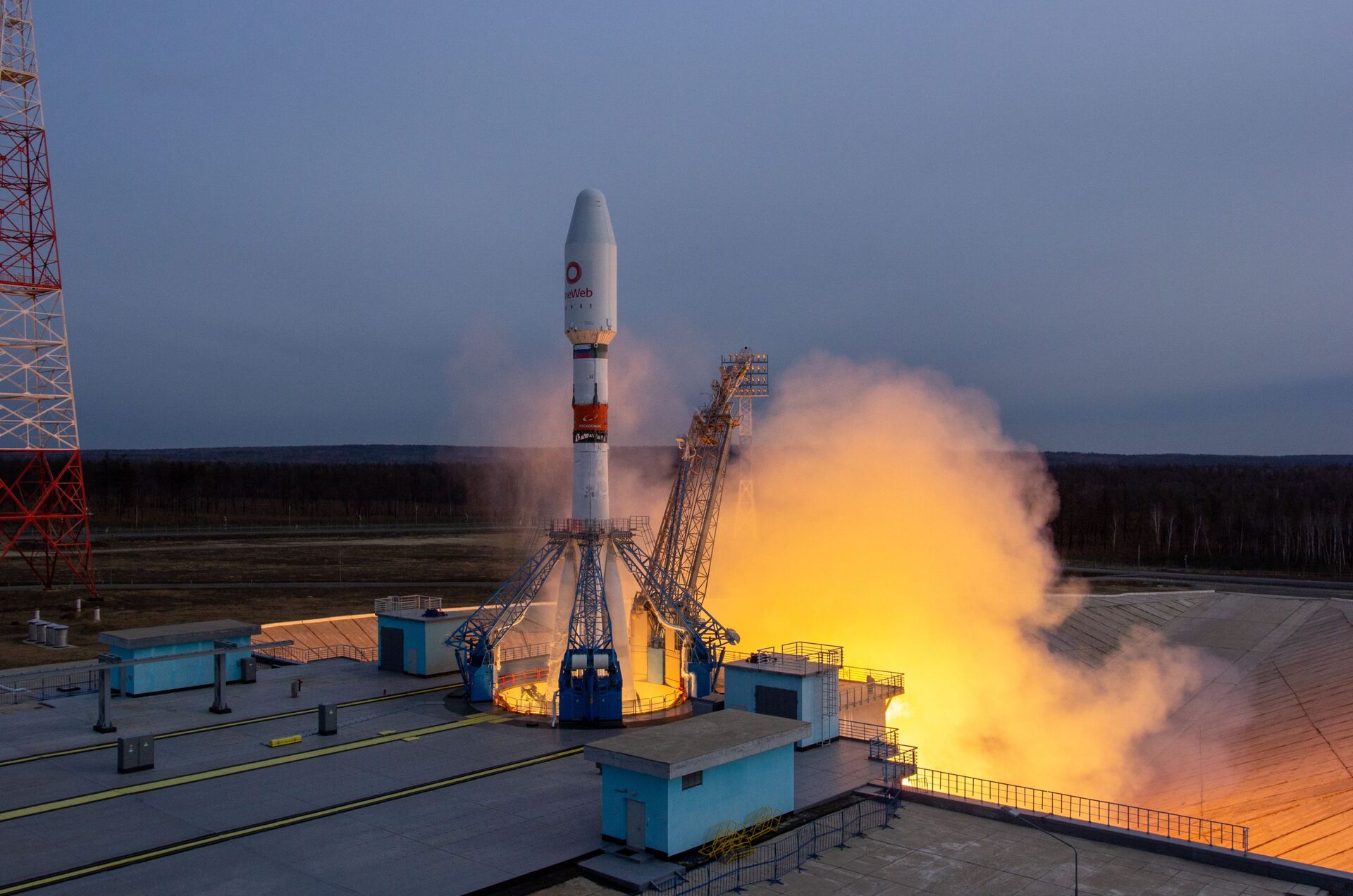 In this handout photo released by Russian Space Agency Roscosmos, the Soyuz-2.1b rocket booster with the Fregat upper stage and 36 UK OneWeb communications satellites blasts off from the Vostochny Cosmodrome, Amur region, Russia - Sputnik International, 1920, 27.12.2021