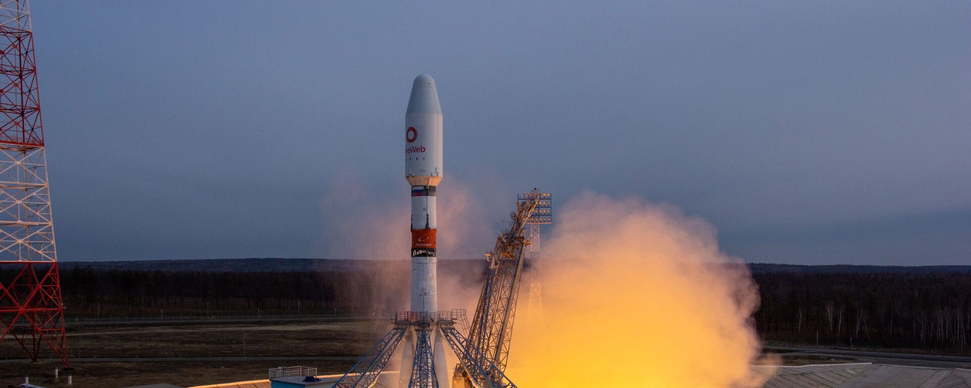 In this handout photo released by Russian Space Agency Roscosmos, the Soyuz-2.1b rocket booster with the Fregat upper stage and 36 UK OneWeb communications satellites blasts off from the Vostochny Cosmodrome, Amur region, Russia - Sputnik International, 1920, 07.12.2021