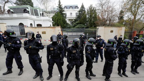 Police officers stand outside the Russian Embassy during a protest over Russian intelligence services alleged involvement in an ammunition depot explosion in Vrbetice area in 2014, in Prague, Czech Republic April 18, 2021. - Sputnik International