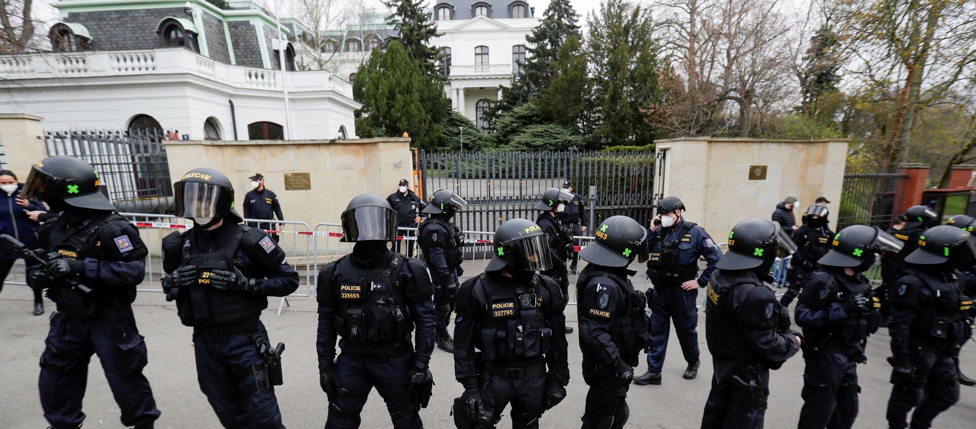 Police officers stand outside the Russian Embassy during a protest over Russian intelligence services alleged involvement in an ammunition depot explosion in Vrbetice area in 2014, in Prague, Czech Republic April 18, 2021. - Sputnik International, 1920, 02.05.2021