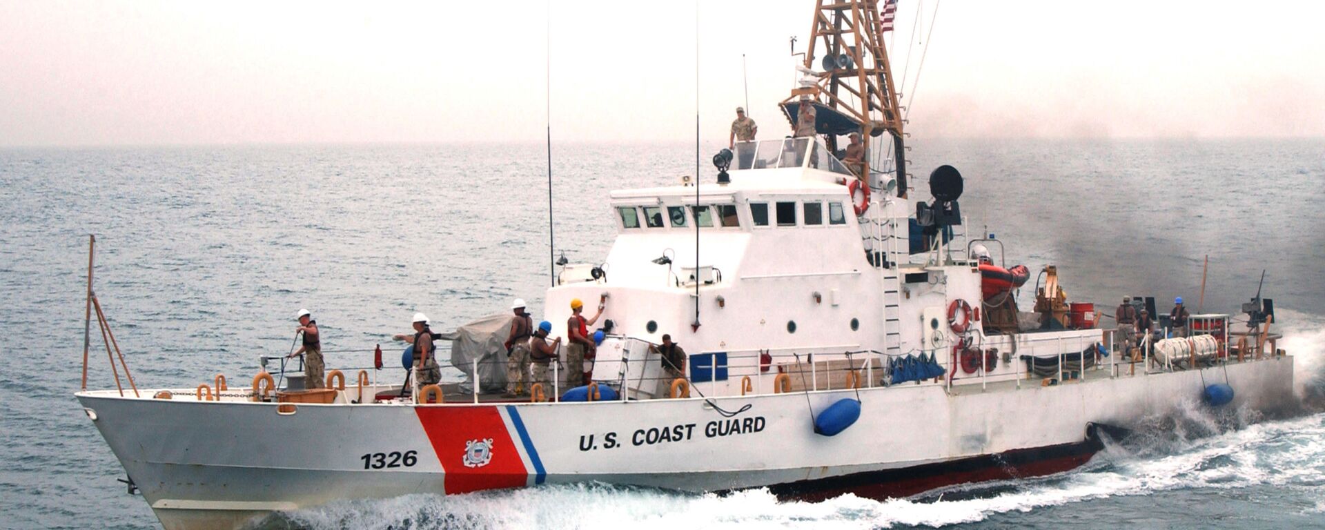 Coast Guardsmen aboard U.S Coast Guard Cutter Monomoy (WPB 1326) wave good-bye to the guided missile cruiser USS Antietam (CG 74) after the first underway fuel replenishment (UNREP) between a U.S. Navy cruiser and a U.S. Coast Guard Cutter. - Sputnik International, 1920, 26.04.2021