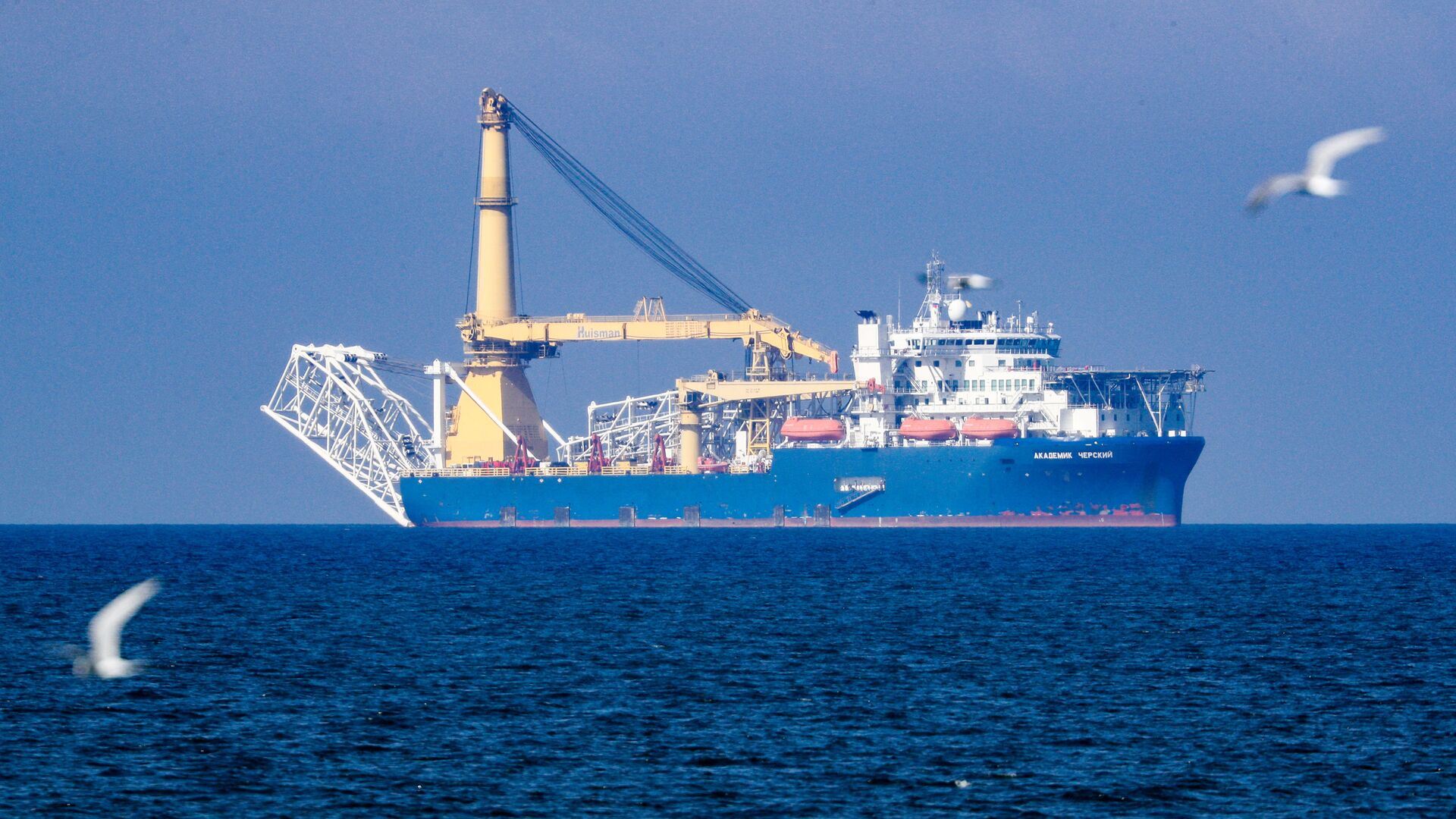 The Russian pipe-laying vessel Akademik Cherskiy is pictured in the waters of Kaliningrad, Russia. The Akademik Cherskiy is capable of completing the construction of the Nord Stream 2 gas pipeline. - Sputnik International, 1920, 27.04.2021