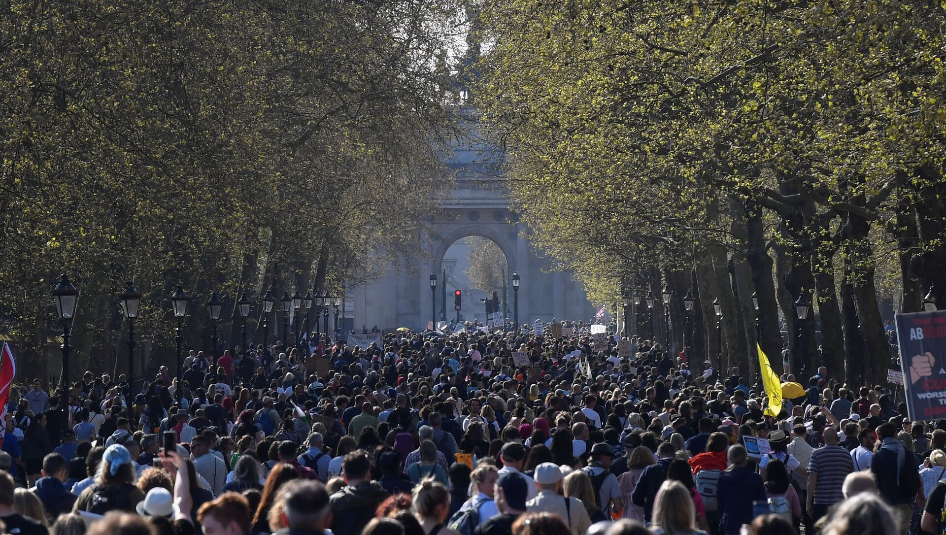 Demonstrators march during an anti-lockdown 'Unite for Freedom' protest, amid the spread of the coronavirus disease (COVID-19), in London, Britain, April 24, 2021 - Sputnik International, 1920, 27.04.2021